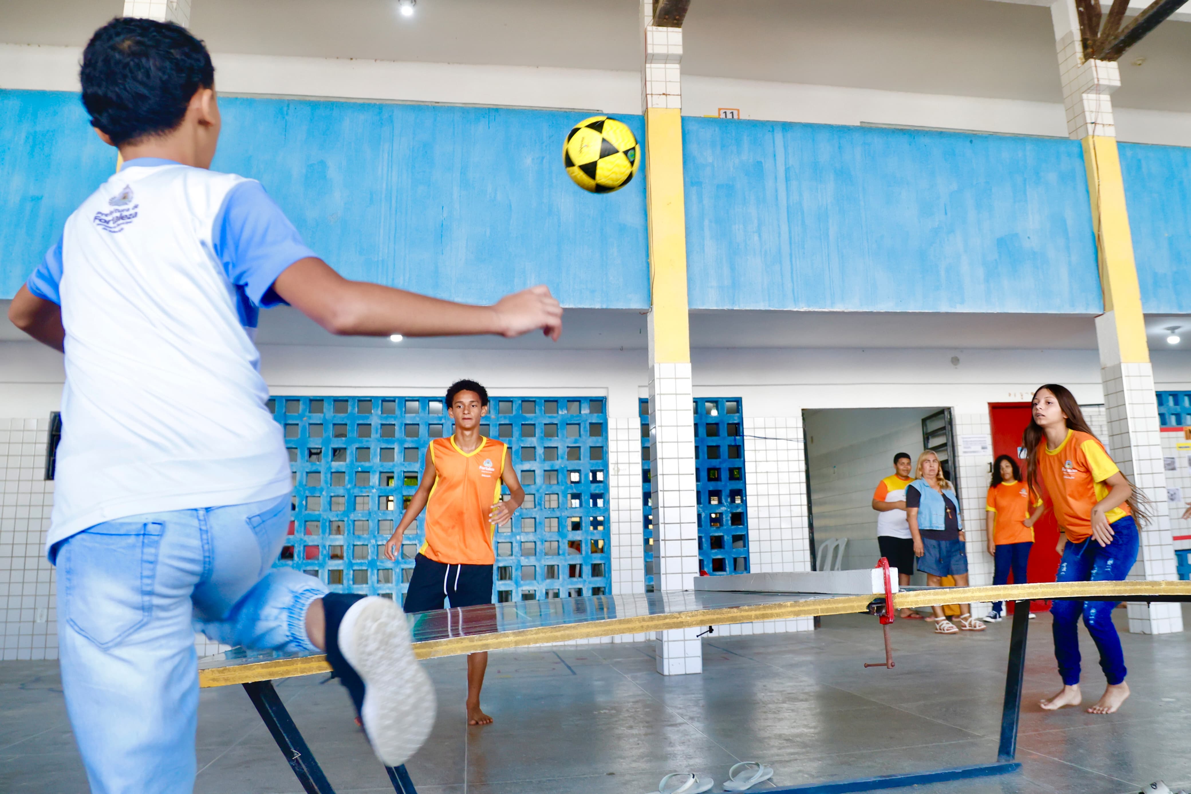 crianças jogando futmesa